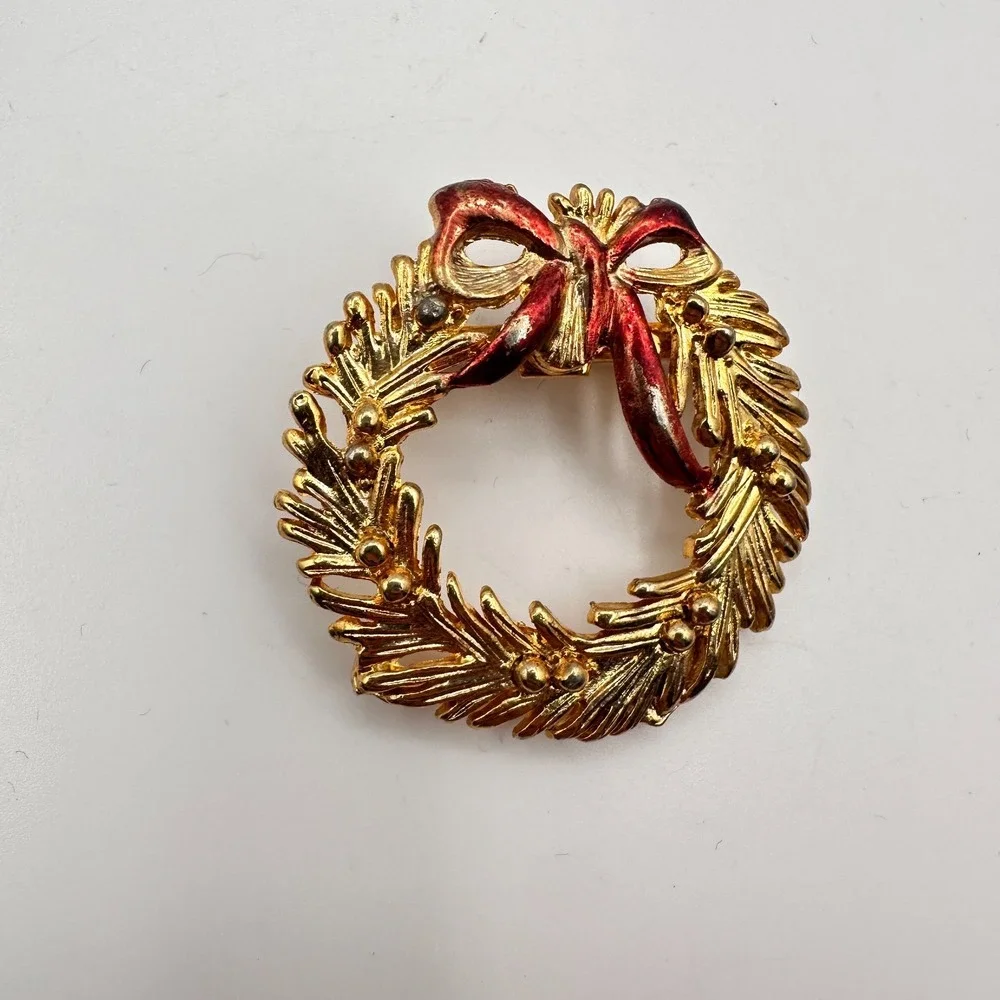 Vintage Y2K Christmas Wreath Brooch Pin Gold Tone Red Enamel Bow Holiday Jewelry